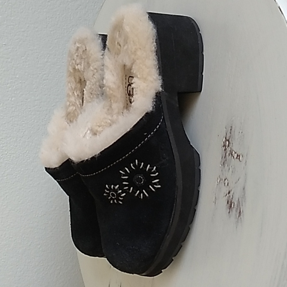 UGG Black  Sheepskin Lined Clogs Girls Youth 5237 - Picture 4 of 16